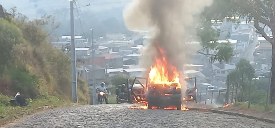 Fiat Uno pega fogo após pane elétrica e é totalmente destruído em São João Nepomuceno