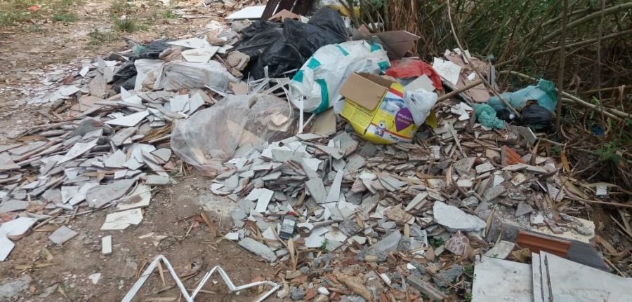 Retirada de contêineres gera acúmulo de lixo e repercussão na Câmara Municipal