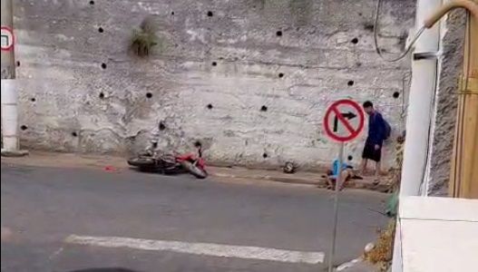 Acidente entre carro e moto deixa motociclista ferido em esquina do centro de São João Nepomuceno