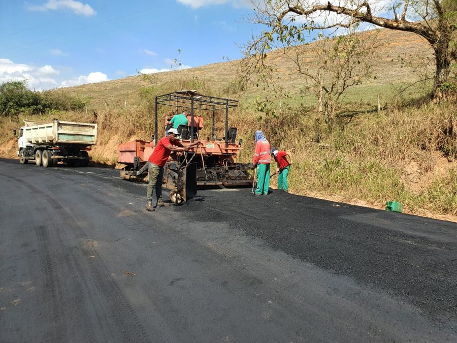 Prefeitura inicia asfaltamento da estrada do distrito de Carlos Alves
