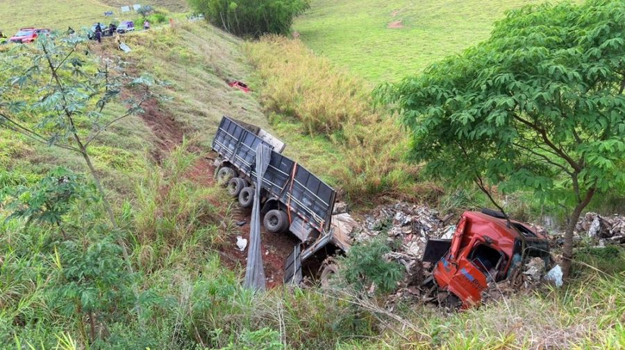 Motorista de 41 anos morre em colisão frontal entre carro e carreta na BR-267