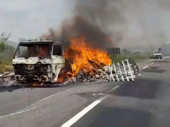 Caminhão de transportadora de São João Nepomuceno é destruído por incêndio na MG-267, em Bom Jardim de Minas