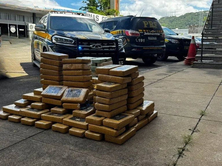 PRF apreende mais de 170 quilos de drogas escondidas em carga de sucata na BR-040, em Juiz de Fora