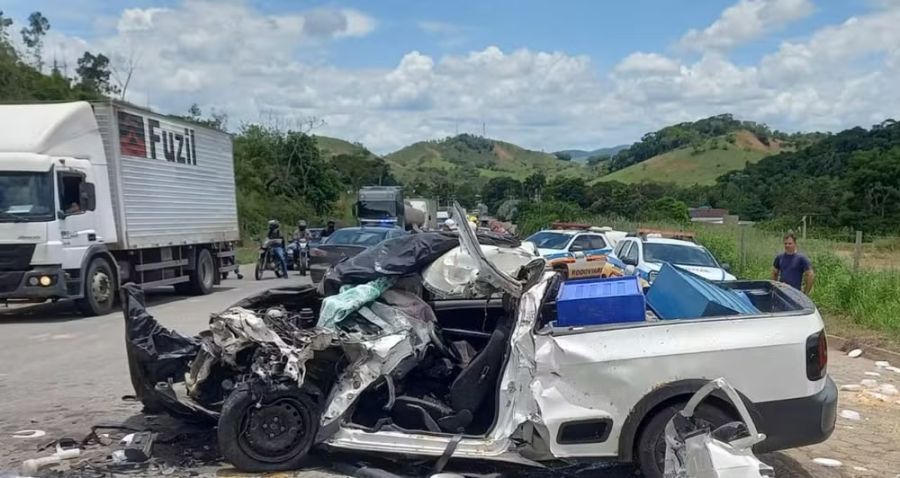 Colisão frontal na MGC-265 deixa um morto e provoca interdição entre Ubá e Tocantins