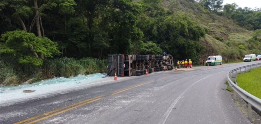 Carreta com carga de vidro tomba na Serra da Bica D’Água, em Leopoldina