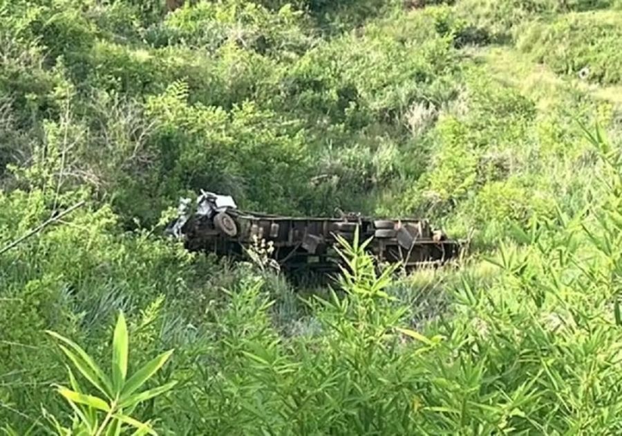 Caminhoneiro morre após saltar de veículo sem controle na BR-116, em Leopoldina