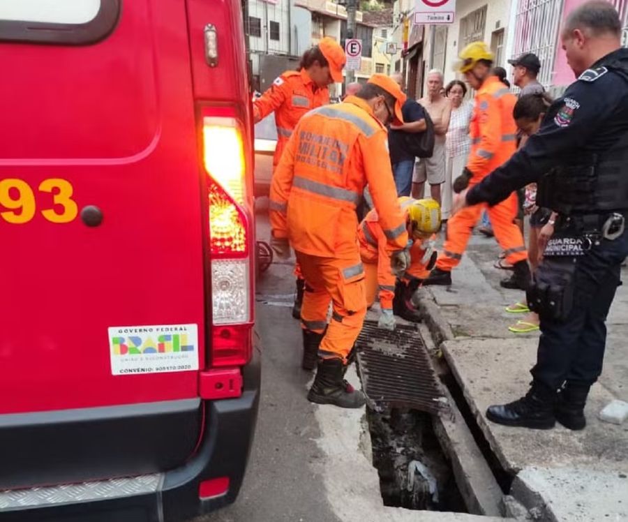 Pedestre cai em bueiro com tampa quebrada e fica ferido em Juiz de Fora