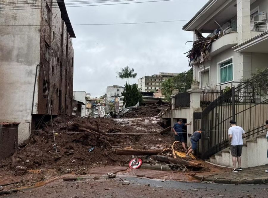 Temporal histórico deixa mortos e provoca destruição em Ubá