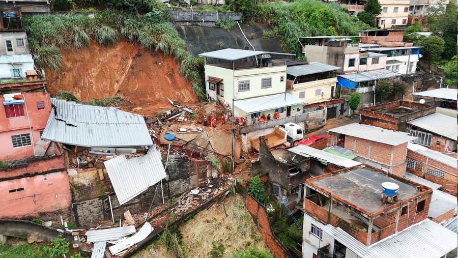Nova chuva agrava desastre em Juiz de Fora, moradores deixam casas e Exército envia reforço