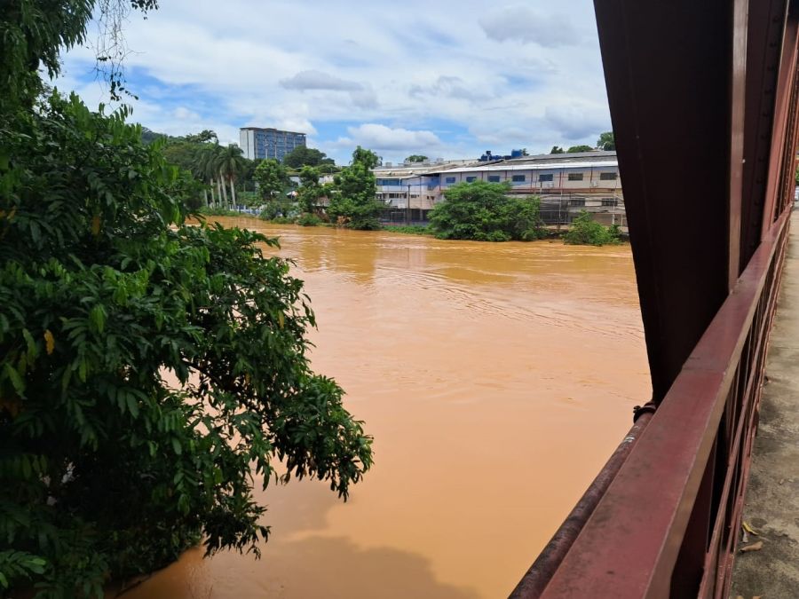 Rio Novo sobe acima do nível normal e coloca Itamarati de Minas em alerta para cheias e novos alagamentos