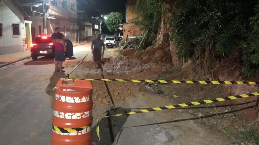 Vistoria descarta risco após queda de pedra em barranco na Rua Joaquim Cruz