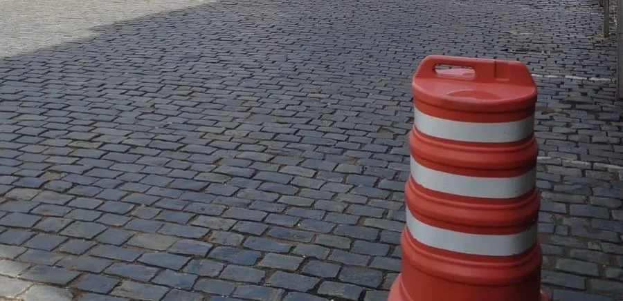 Obras na rede de abastecimento provocam mudanças no trânsito da Avenida Celso Cosme de Castro em São João Nepomuceno
