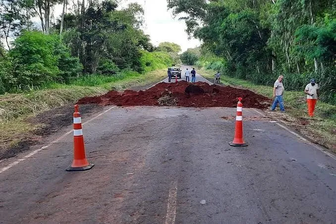 Trecho da MG-285 cede em Astolfo Dutra e provoca interdição total da rodovia; trânsito é desviado e veículos pesados precisam retornar