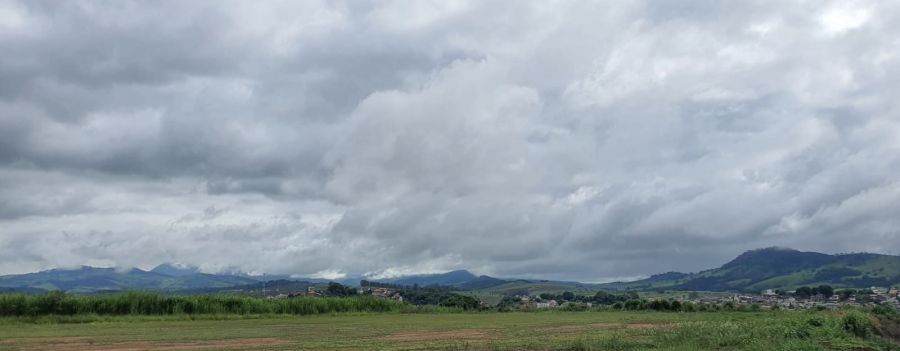 São João Nepomuceno tem dia de chuva e temperaturas amenas; região segue em alerta para instabilidade