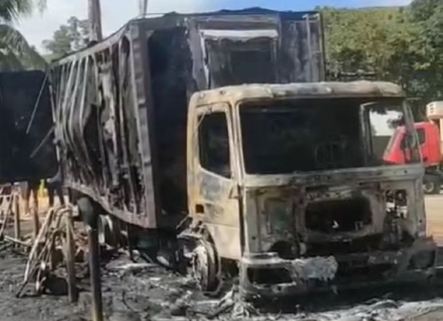 Incêndio destrói caminhões e motos em frente a fábrica em Visconde do Rio Branco, na Zona da Mata