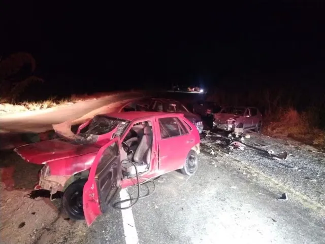 ACIDENTE ENTRE TRÊS VEÍCULOS DEIXA UM MORTO E TRÊS FERIDOS NA MG-126