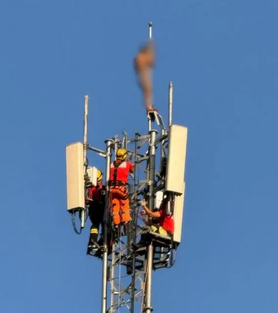 HOMEM É RESGATADO APÓS PASSAR SETE HORAS NO TOPO DE TORRE EM ROCHEDO DE MINAS