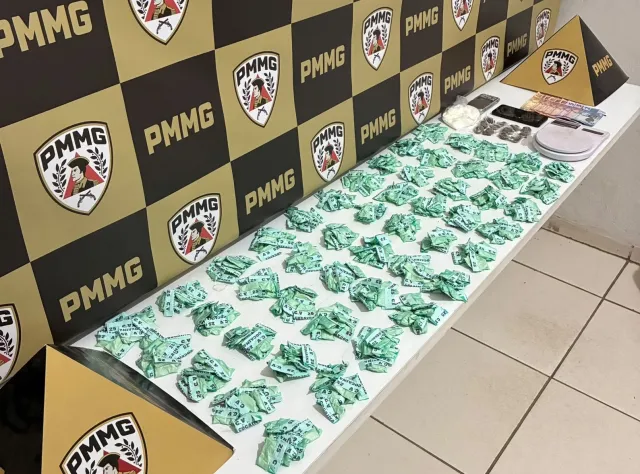 JOVEM É PRESO COM 500 PINOS DE COCAÍNA DURANTE OPERAÇÃO DA POLÍCIA MILITAR EM SÃO JOÃO NEPOMUCENO